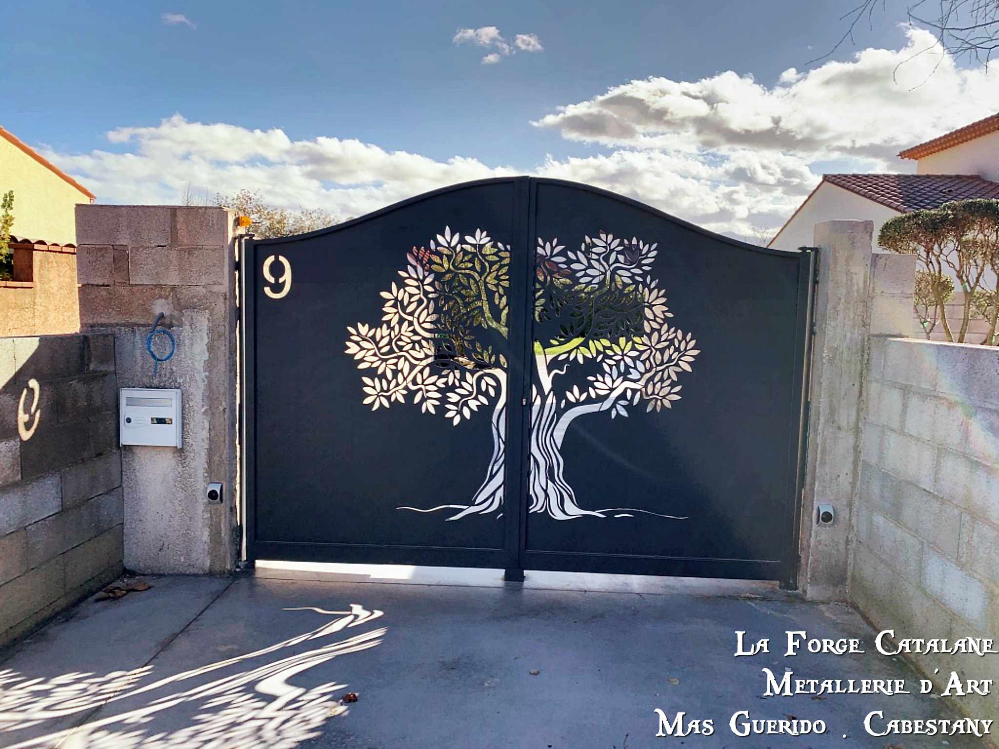 portail double vantaux avec decoupe laser motif olivier arbre forge catalane.jpg